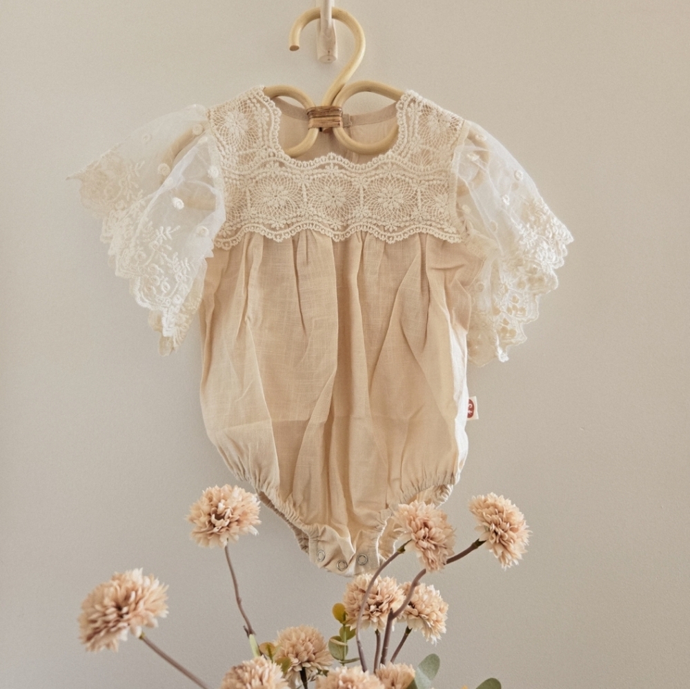 Baby girl romper with lace sleeves